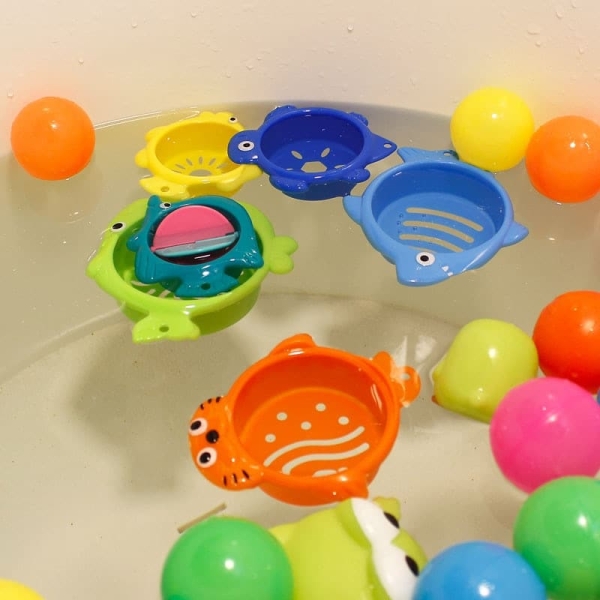 Jouet de bain flottant en forme d’animaux de mer pour bébé a plusieurs coloris dans l'eau