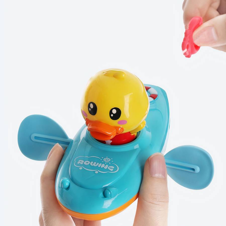 Jouets de bain classiques pour bébé un canard qui est dans un avion bleu avec un fond blanc