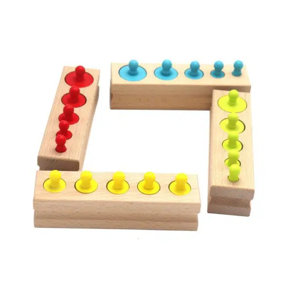 Jeux éducatifs montessori avec cylindres à plusieurs coloris et un fond blanc