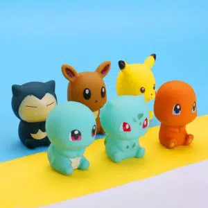 Petits jouets à l'effigie des Pokémons On y retrouve salamèche, ronflexe, pikachu, evoli et bien d'autres. Ce sont des petits jouets pour aller dans le bain afin que votre bébé puisse s'amuser.