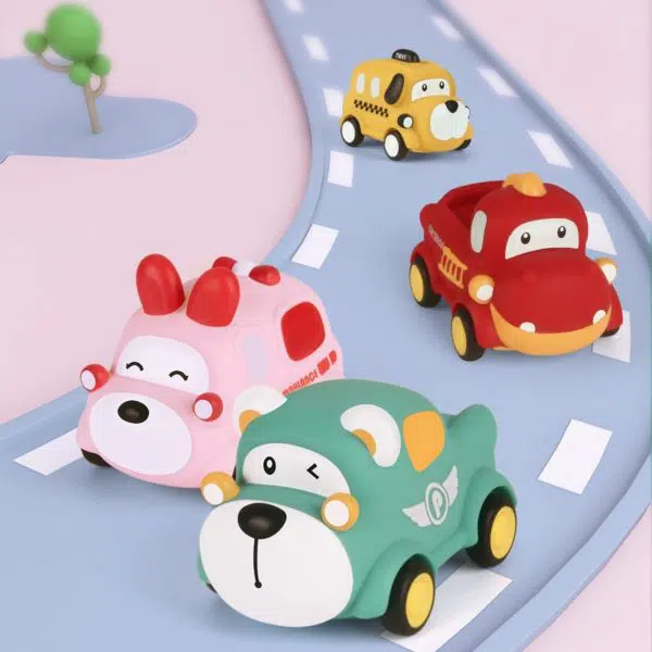 Petites voitures Montessori pour bébés. Elles ont des formes d'animaux mais aussi de voiture.