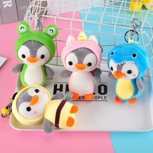 Porte-clés en peluche pingouin de 12 cm a plusieurs coloris avec des déguisements d'autres animaux