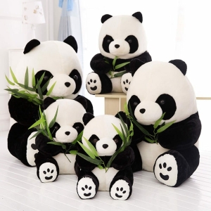 Panda de grande taille mignonne en peluche pour bébé avec une plante verte et plusieurs pandas