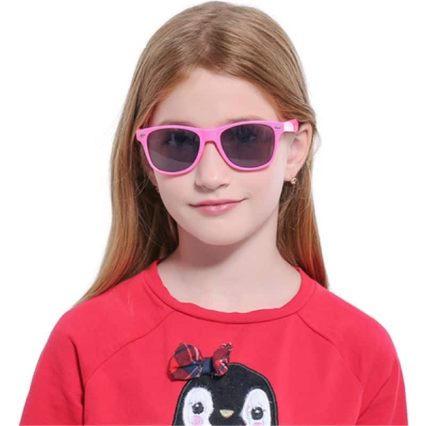 Lunettes de soleil carrées pour enfants roses avec une fille qui porte les lunettes et un fond blanc