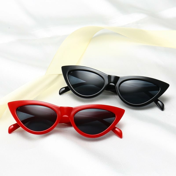 Lunettes de soleil en forme d’yeux de chat pour enfants une paire noir et une rouge avec un fond blanc