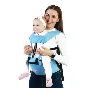 Porte-bébé ergonomique avec tabouret de hanche bleue et une femme avec son bébé et un fond blanc