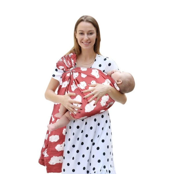 Écharpe de portage pour bébé avec une maman qui porte son bébé dans les bras avec l'écharpe avec un fond blanc