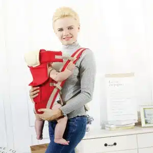 Porte-bébé ergonomique avant et arrière rouge avec la maman qui porte son bébé dans le porte bébé