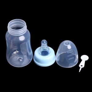 Biberon transparent en silicone pour bébé bleu avec un fond noir