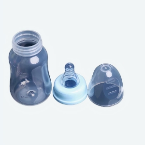 Biberon transparent en silicone pour bébé bleu avec un fond noir