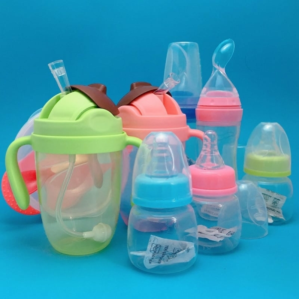Ensembles d’accessoire d’alimentation pour bébé à plusieurs coloris avec un fond bleu