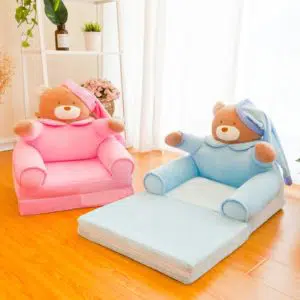 Housse de canapé en ours pour bébé un bleu et un rose avec un fond une chambre