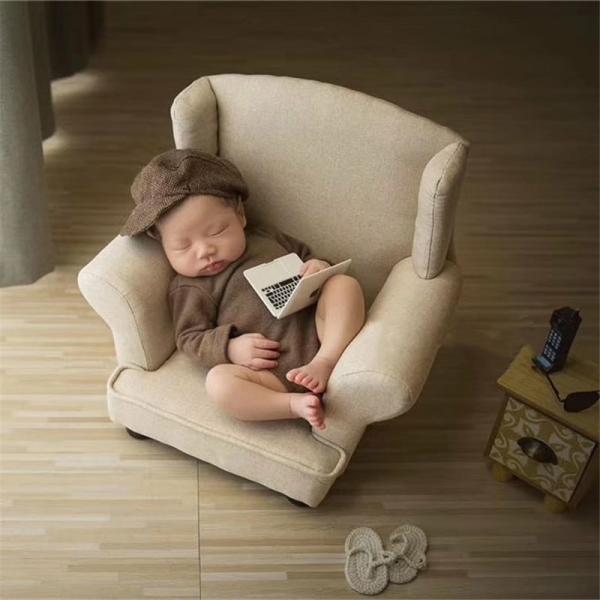 Canapé en bois massif pour photographie de nouveau-né avec un bébé qui est sur le canapé