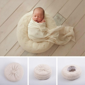 Accessoires de séance photo en studio pour nourrisson en blanc avec un bébé qui fait une session de photographie