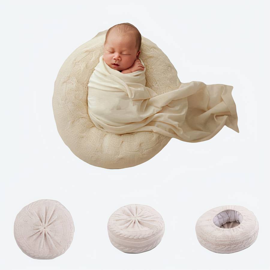 Accessoires de séance photo en studio pour nourrisson en blanc avec un bébé qui fait une session de photographie