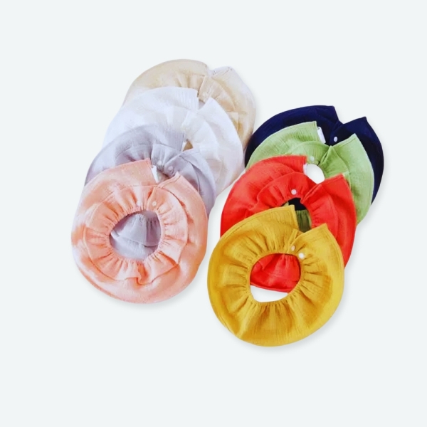 Bavoir pour bébé en gaze de coton doux à plusieurs coloris et un fond blanc