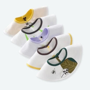 Bavoir à motifs d'animaux pour bébé avec un fond gris