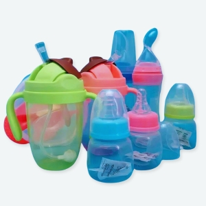 Ensembles d’accessoire d’alimentation pour bébé à plusieurs coloris avec un fond bleu