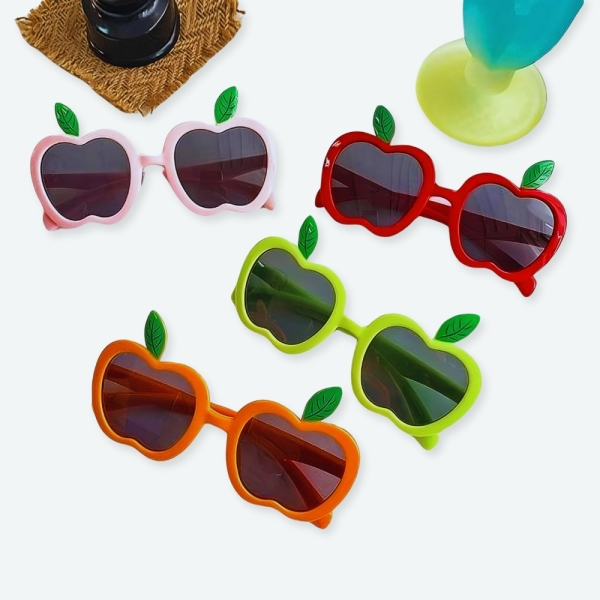 Lunette de soleil en forme de pomme pour bébé a plusieurs coloris différents et un fond blanc