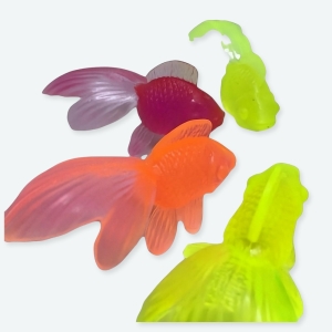 Poisson en caoutchouc souple pour bébé à plusieurs coloris différents.