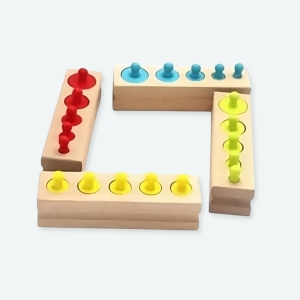 Jeux éducatifs montessori avec cylindres à plusieurs coloris.