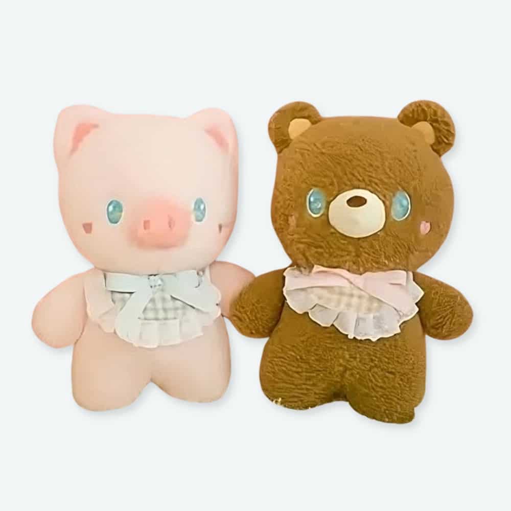 Jouets en peluche en forme d’animaux pour bébé un marron et un rose.