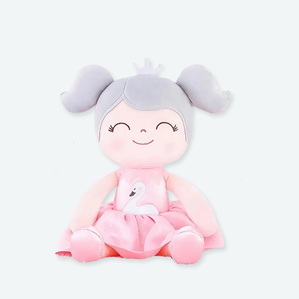 Poupée en peluche pour bébé rose avec un fond.