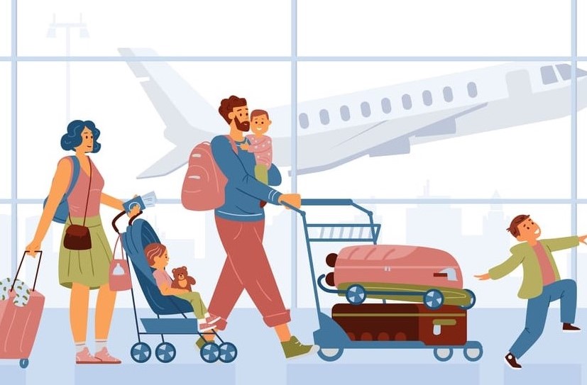 famille dans un aéroport avec leurs 3 enfants et leurs valises sachant où partir en vacances avec un bebe en France