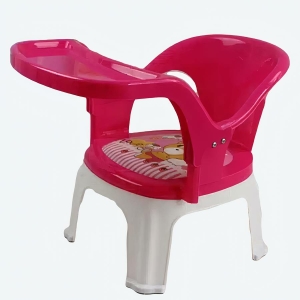 Chaise de table pour bébé rose avec un fond en bois blanc