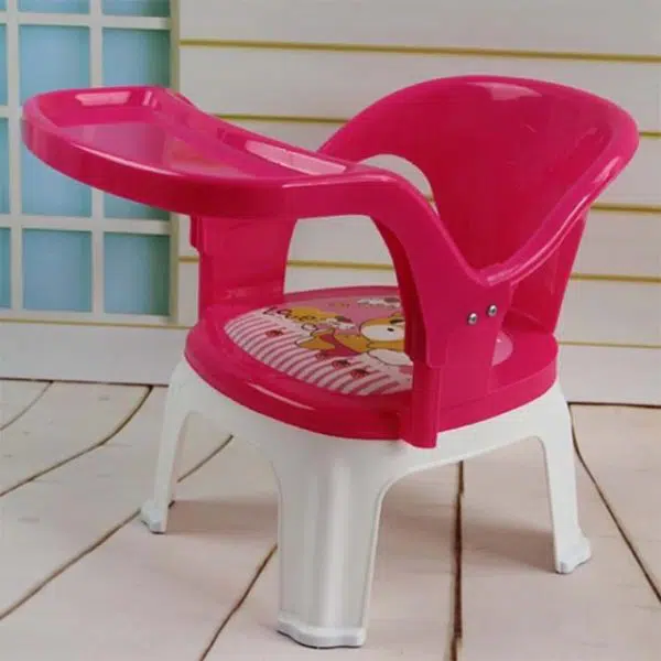 Chaise de table pour bébé rose avec un fond en bois blanc