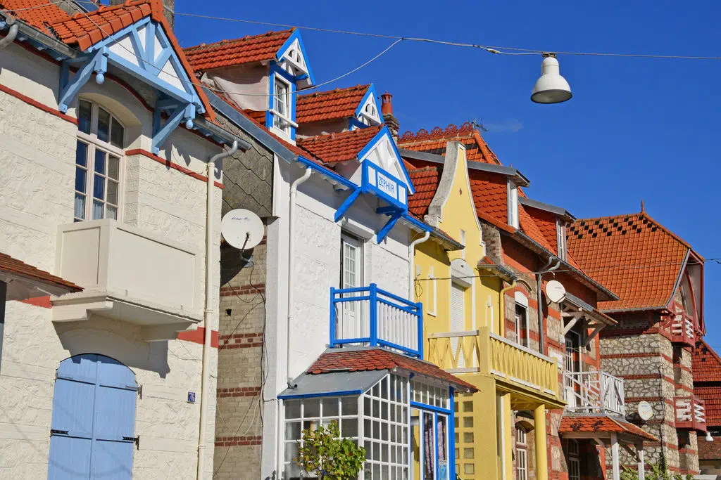 vue sur des maisons colorées de style anglo-normand