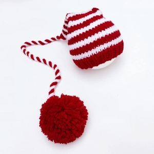 Chapeaux de noël tricoté pour nouveau-né rouge avec un fond blanc