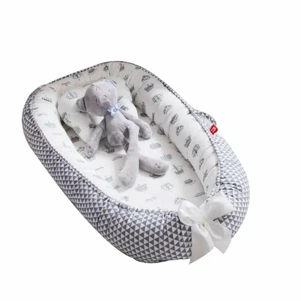 Landau de voyage pour bébé avec oreiller gris avec un fond blanc