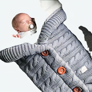 Couverture fourrée spécial hiver pour bébé gris avec un bébé qui dort dans la couverture douce