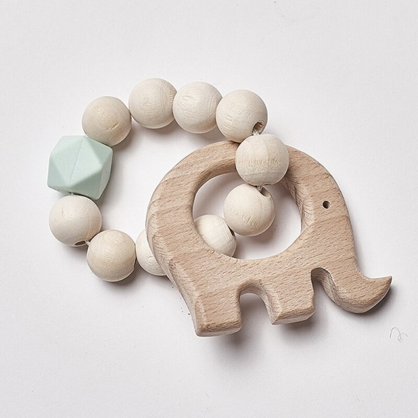 Hochet de dentition en bois de hêtre pour bébé en forme d'éléphant avec un fond en blanc