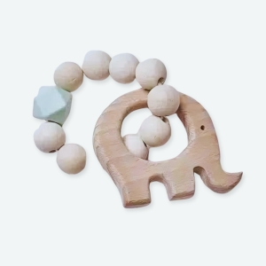 Hochet de dentition en bois de hêtre pour bébé en forme d'éléphant avec un fond en blanc