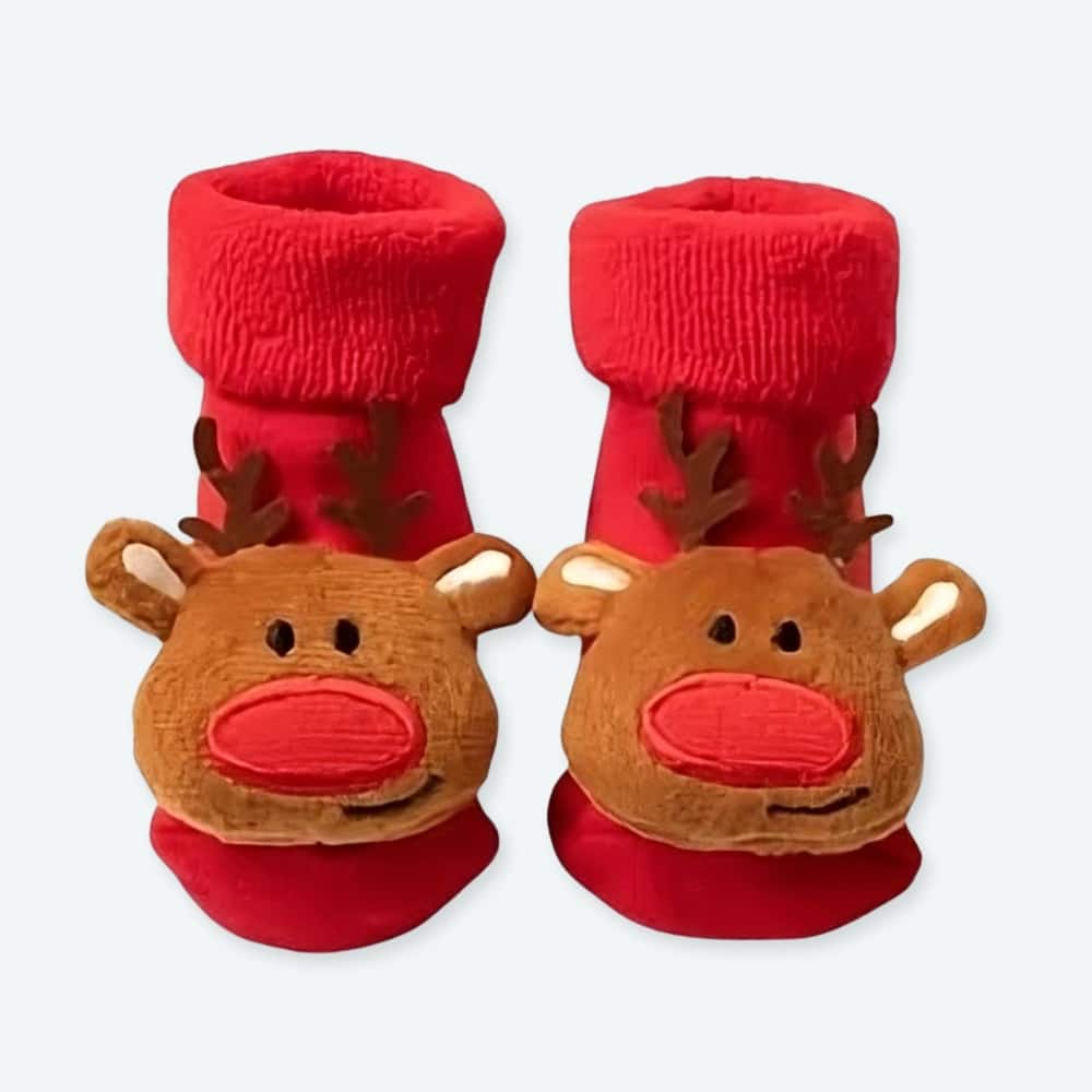 Chaussettes petits rennes de noël en coton pour enfants rouge et marron avec un fond blanc.