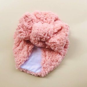 Turban en laine pour nouveau-né rose avec un fond en beige