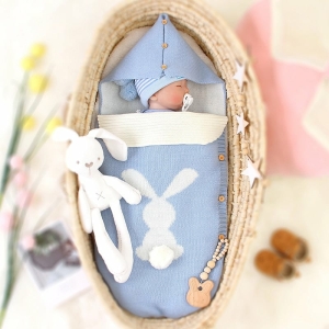 Couverture d'hiver pour bébés bleu avec un bébé qui dort