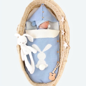 Couverture d'hiver pour bébés bleu avec un bébé qui dort