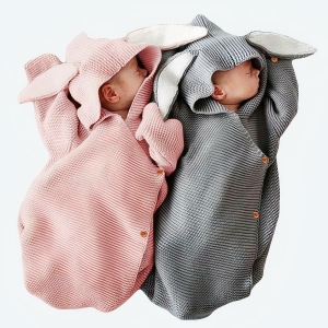 Sac de couchage à capuche pour nouveau-né un gris et un rose avec le bébé qui dort