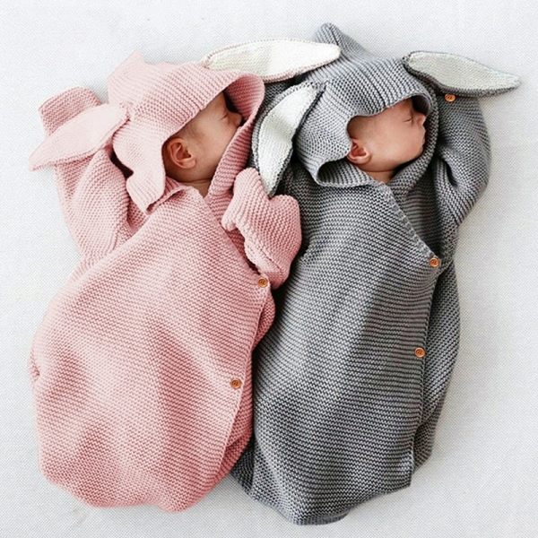Sac de couchage à capuche pour nouveau-né un gris et un rose avec le bébé qui dort