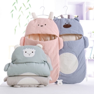 Sac de couchage en forme d'ourson pour bébé à plusieurs coloris et un fond en salle de bain