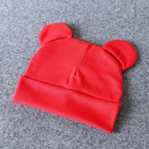 Bonnet avec oreilles en coton rouge avec un fond gris