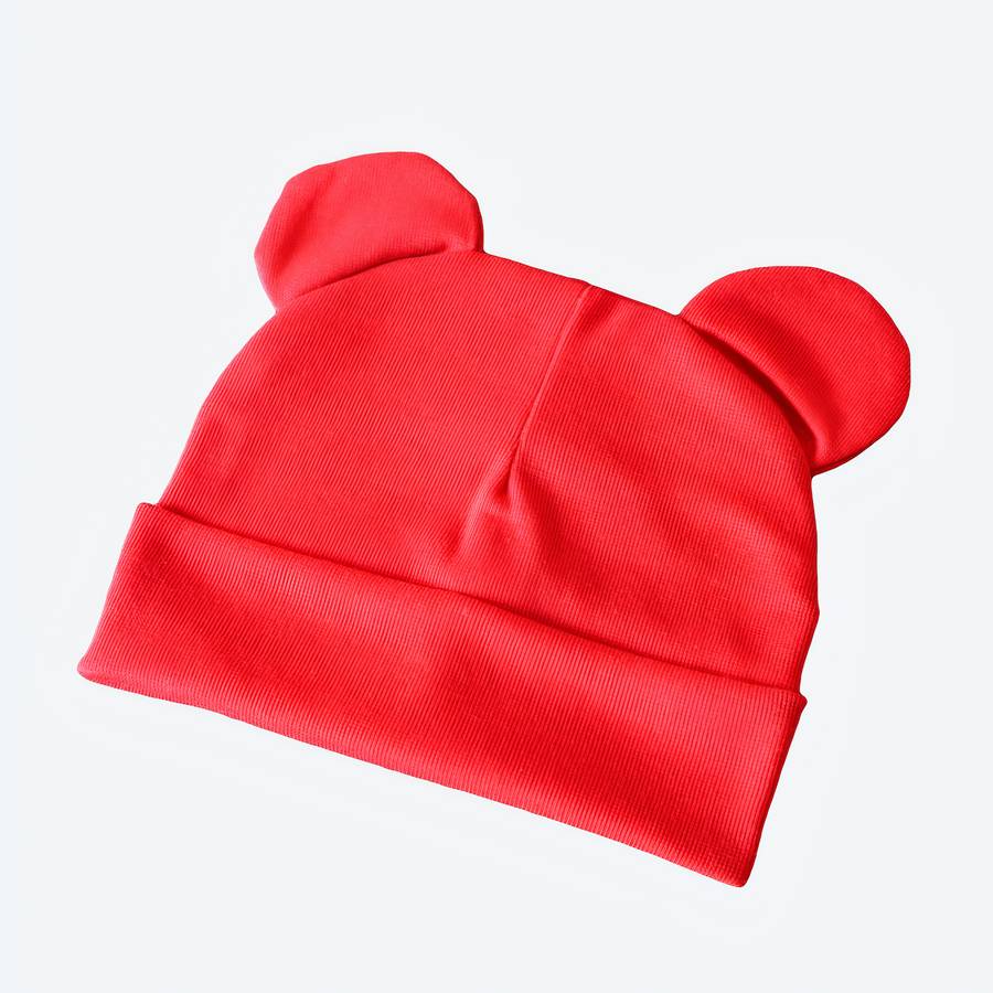 Bonnet avec oreilles en coton rouge avec un fond gris