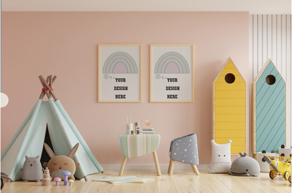 image d'une chambre d'enfant rose avec une tente de jeu pastel, des jeux posés devant, une petite table et une chaise. des cadres sont également accrochés au mur.