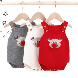 Barboteuse en tricot pour bébé garçon et fille à plusieurs coloris suspendue dans un cintre avec un fond blanc