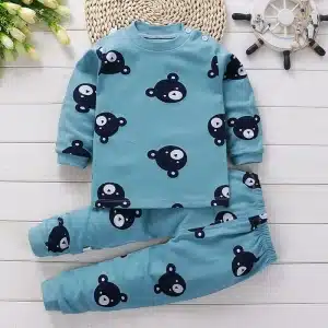 Pyjama avec petit ours brun bleu avec un fond en bois blanc