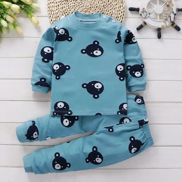 Pyjama avec petit ours brun bleu avec un fond en bois blanc
