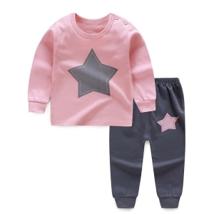 Pyjama rose avec une étoile brodée avec un fond blanc